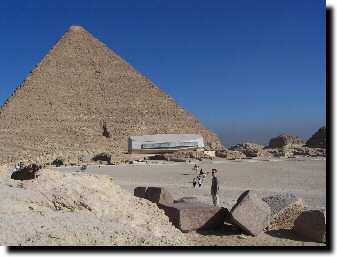 La Pyramide de Chops avec  ses pieds le batiment renfermant la barque solaire de Chops.